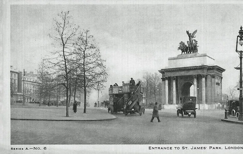 A 1924 postcard photograph of Hyde Park Corner, London, showing the Wellington Arch, a vintage open-top bus and a motor car.